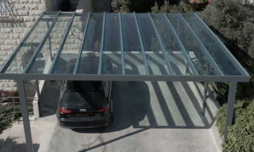 Damit Ihr Auto wie neu aussieht: Wie ein Carport mit Polycarbonatüberdachung helfen kann