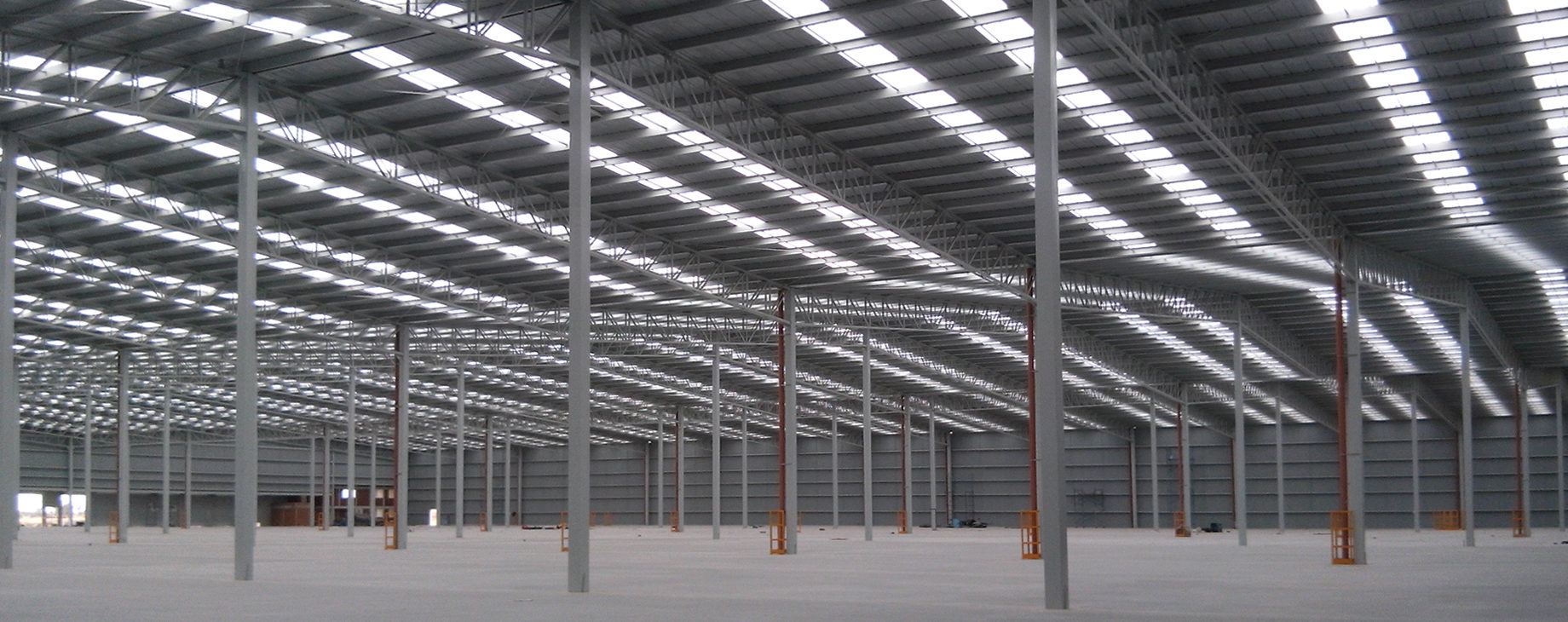 Big_empty_hangar  